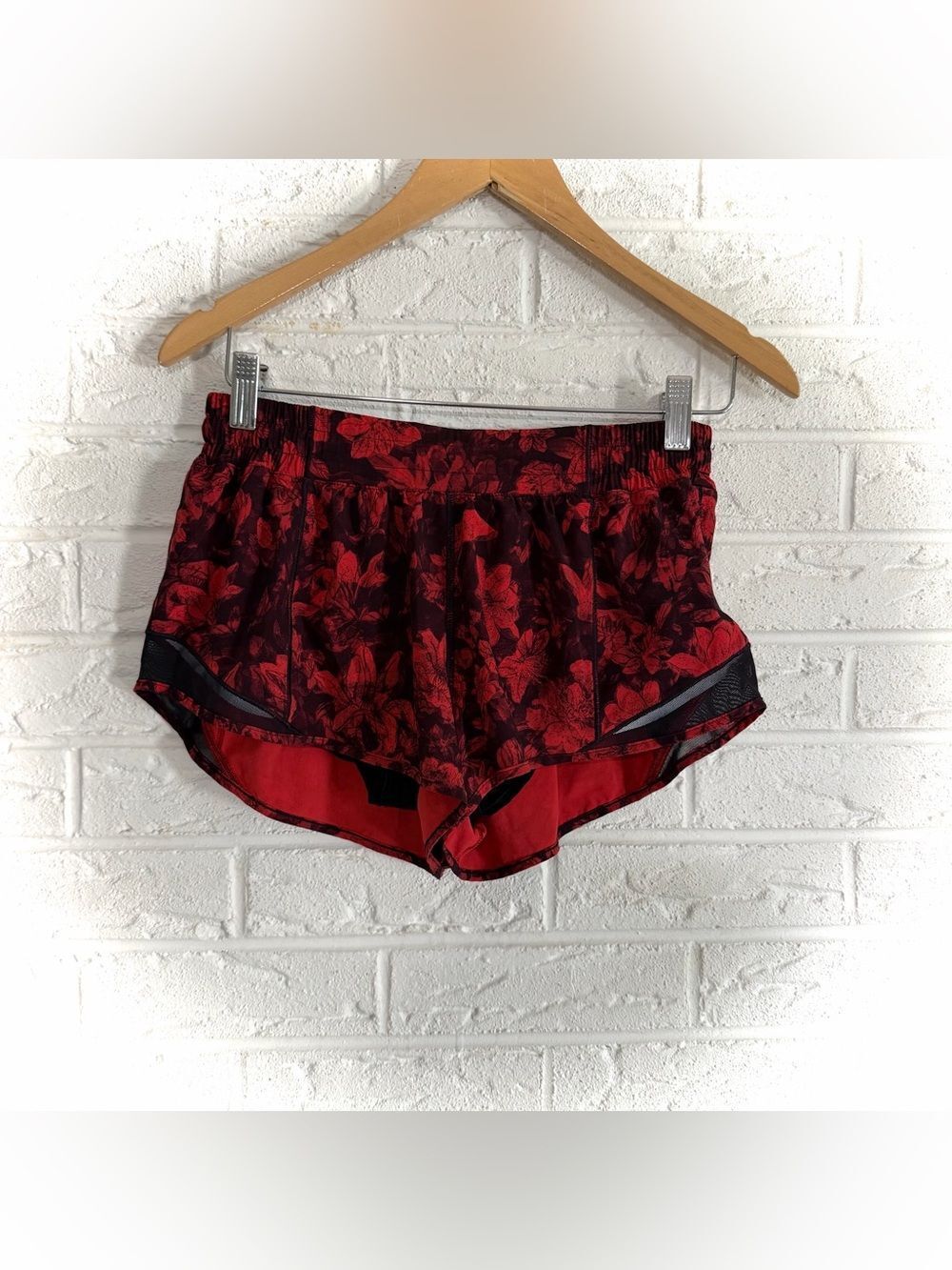 Lululemon Hotty Hot Short II 2.5" Carminetrue Red Black Size 8